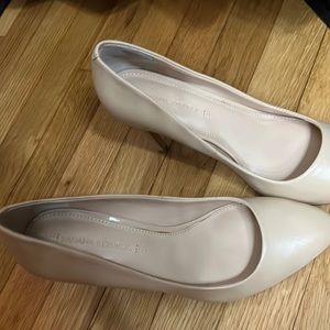 BANANA REPUBLIC NUDE CLASSIC PUMPS